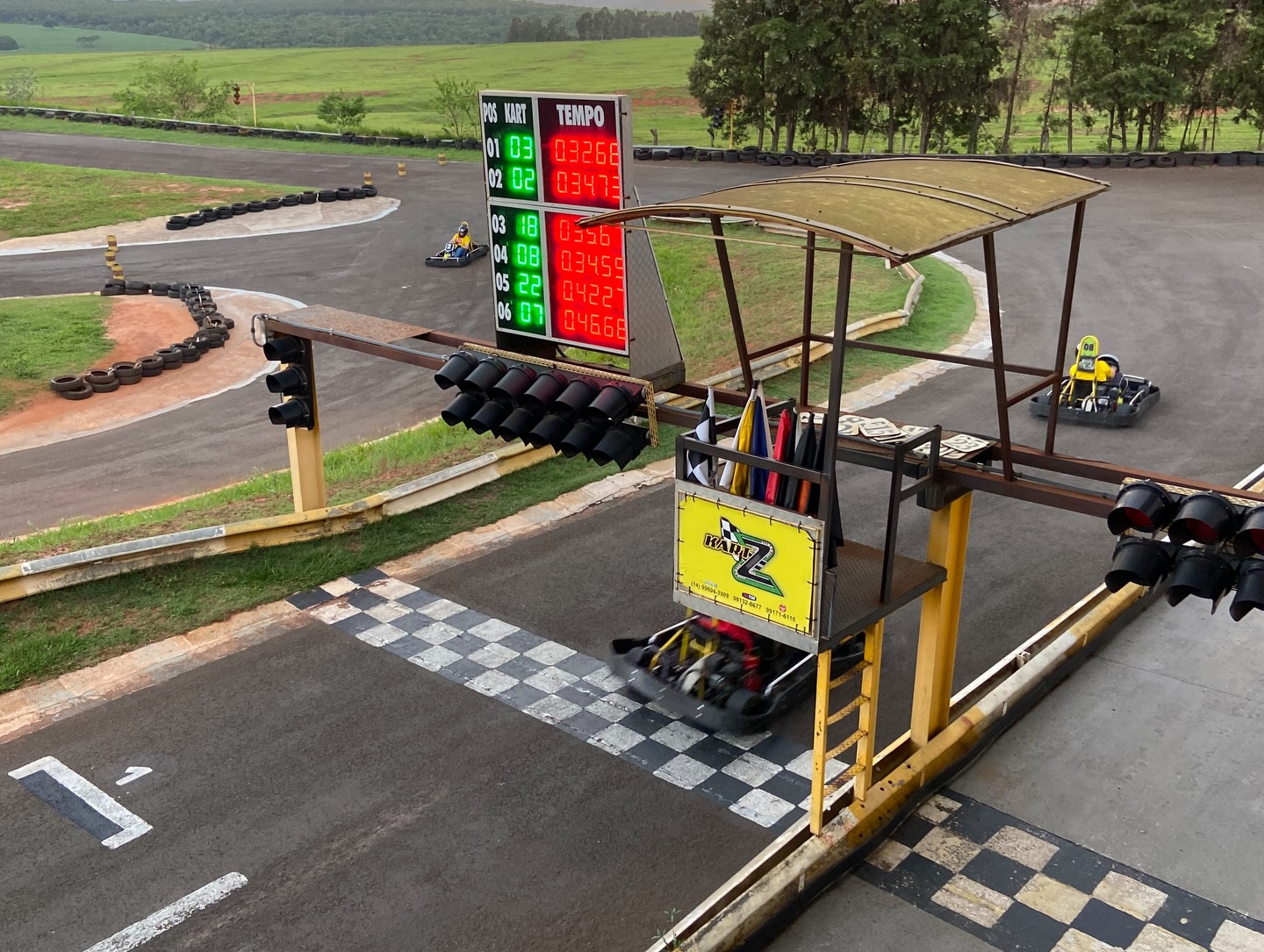 Torre de cronometragem e reta principal Kart Z
